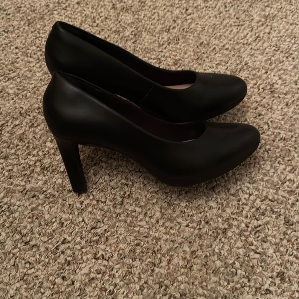 Clarks Ambyr Black Pumps